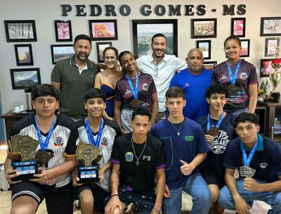 Imagem da notícia Delegado Murilo homenageia jovens atletas de Pedro Gomes por conquistas em competições estaduais
